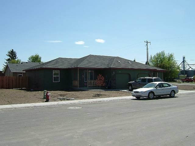 2nd image of 1023/1025 SE Freedom Cir