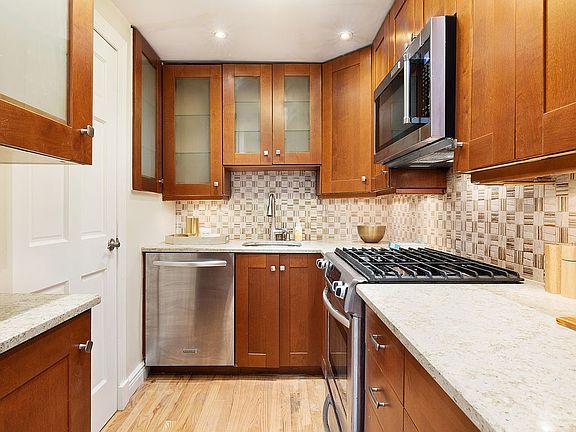 5th image of 201 W 70th St APT 8C