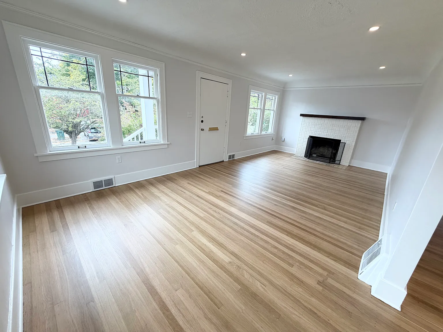 4 bed, 2060 sqft, $4,695 — Photo 2