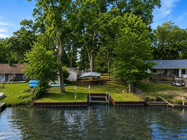 4370 Leroy St, White Lake, MI 48383