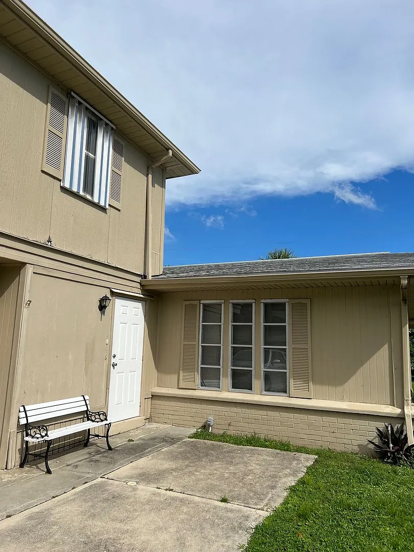 Port Charlotte only a few Blocks away from The Fawcett and Shore Point Hospitals — Photo 1