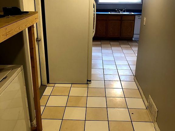 4th image of 568 E Millcreek Way