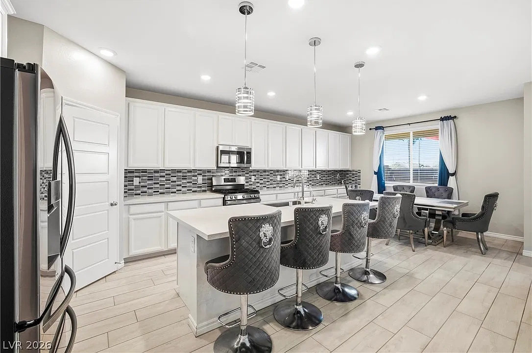 5 bed, 3.5 bath, 2642 sqft, $2,800 — Photo 2
