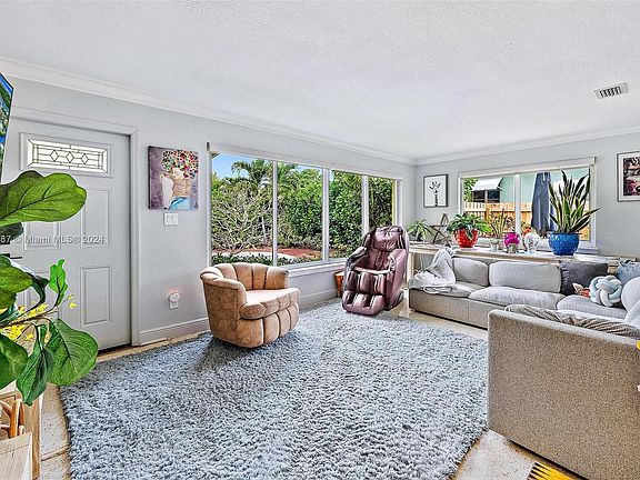 4th image of 221 Cornell Dr