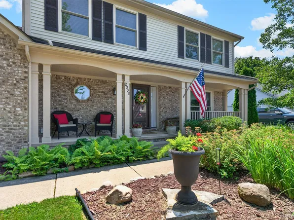 2305 Huntington Dr, Lake Orion, MI 48360