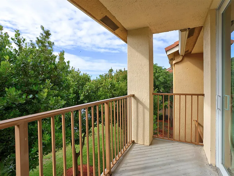 322 Villa Cir #322 — Photo 9