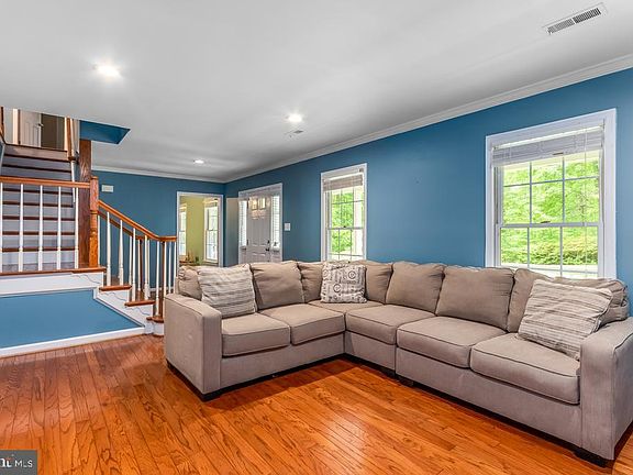 4th image of 202 Woodfield Dr