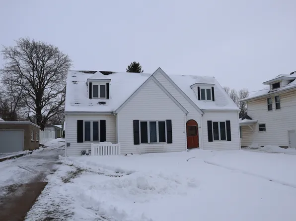 114 5th St, Walnut, IL 61376