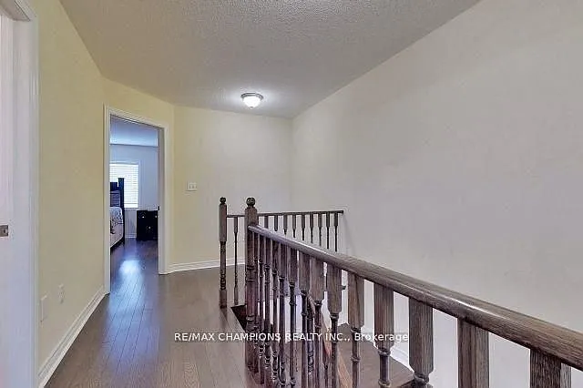 64 Pennycross Cres — Photo 8