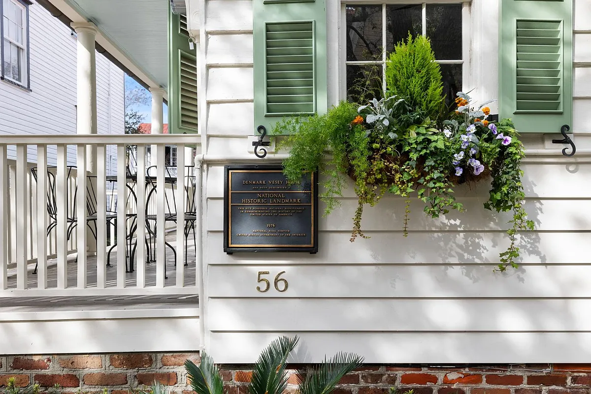 Unit Photo - 56 Bull St