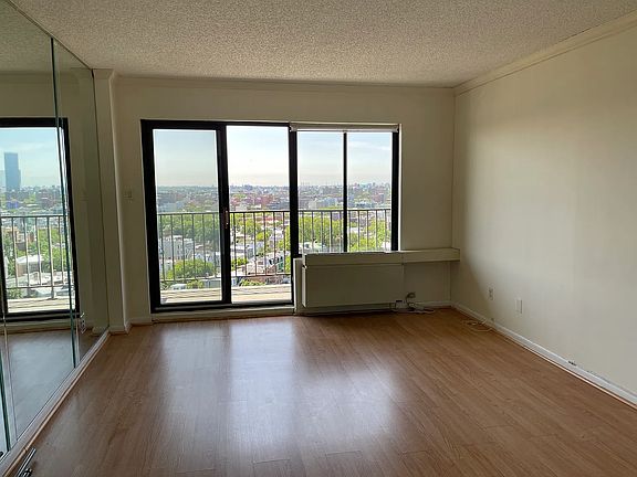3rd image of 25-40 Shore Blvd Penthouse 18I