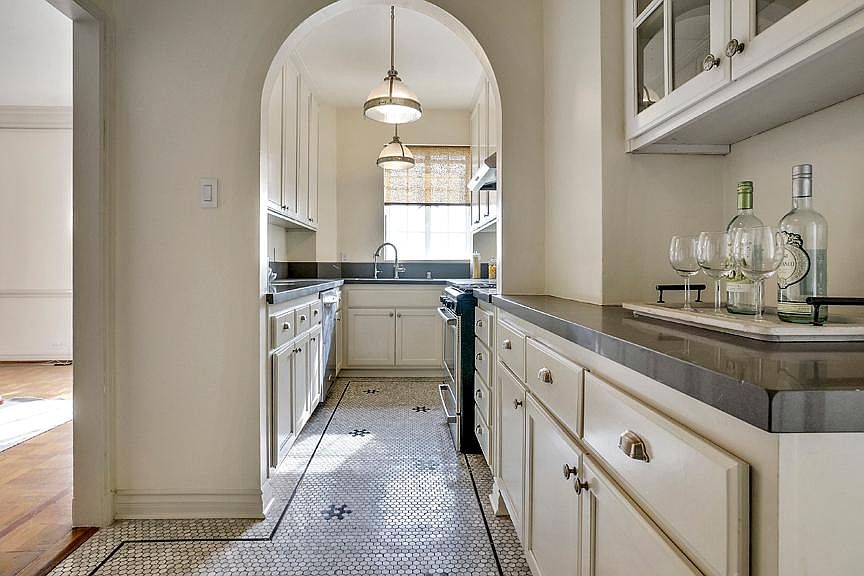 Grand 3 bd. kitchen