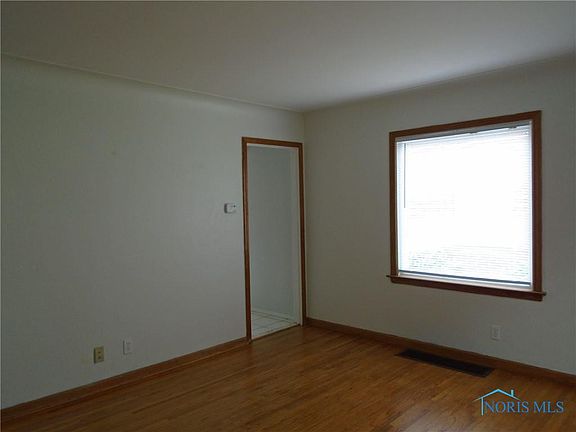 5th image of 4609 Burnham Ave