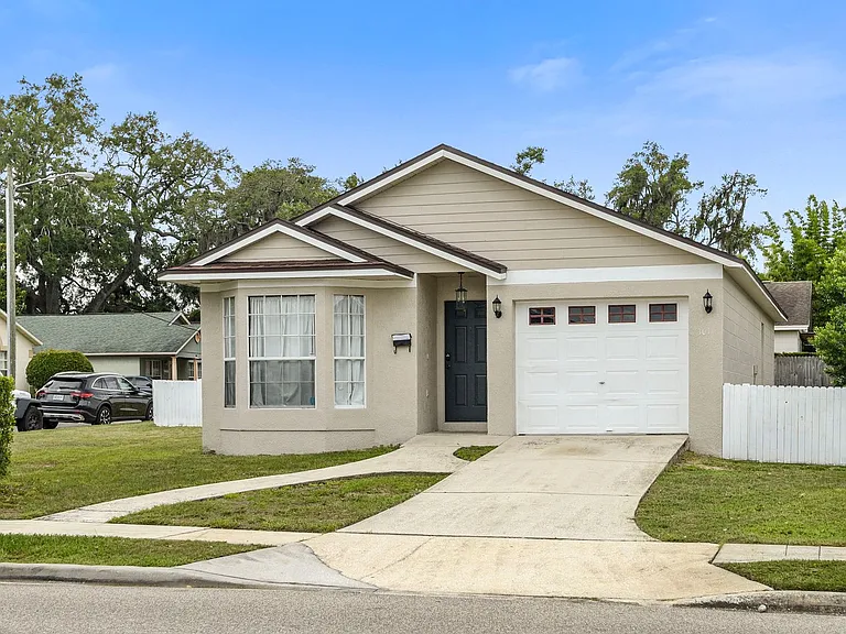 301 S Capen Ave — Photo 3