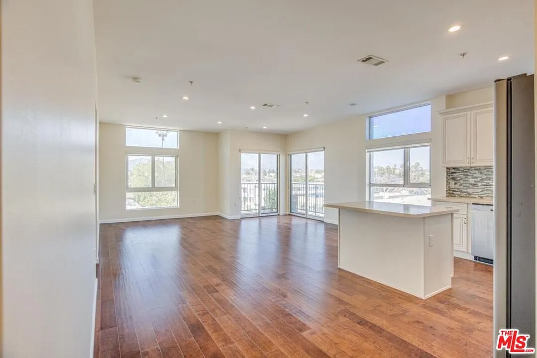 2 bed, 2.0 bath, 1241 sqft, $3,300 — Photo 3