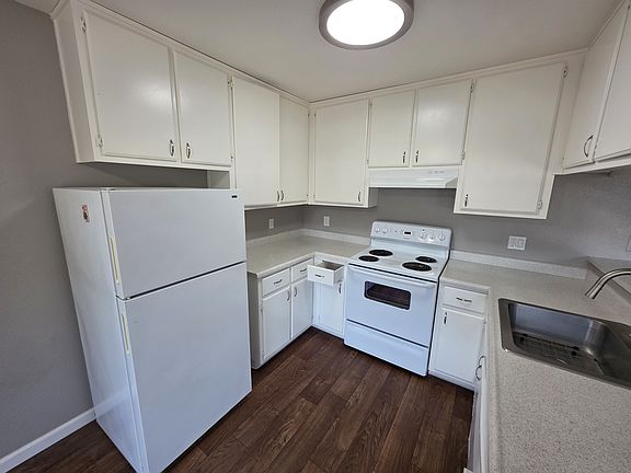 Full kitchen, deep basin 9'' sink, led lighting, plenty of cabinet space. Dishwasher, Oven/Range and Refrigerator.