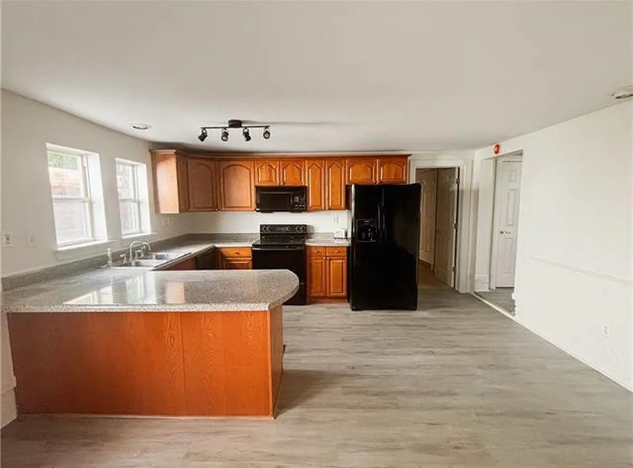 3 bed, 1570 sqft, $2,100 — Photo 2