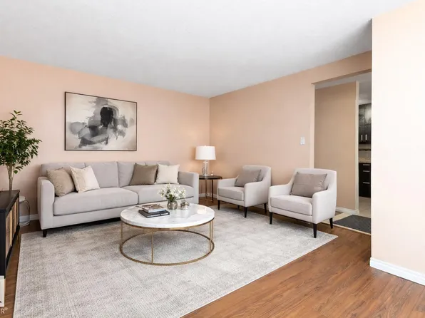 196 Roseland Vlg NW, Edmonton, AB T5E 5R6