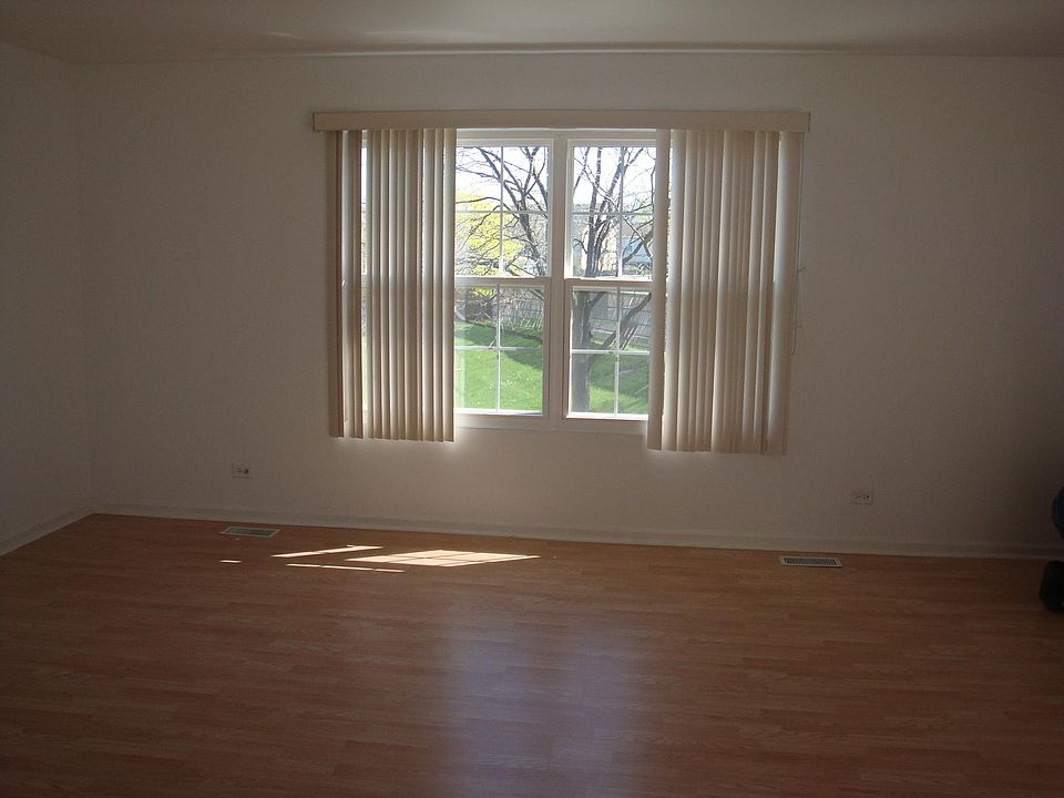 2nd image of 416 Ashwood Ct #416