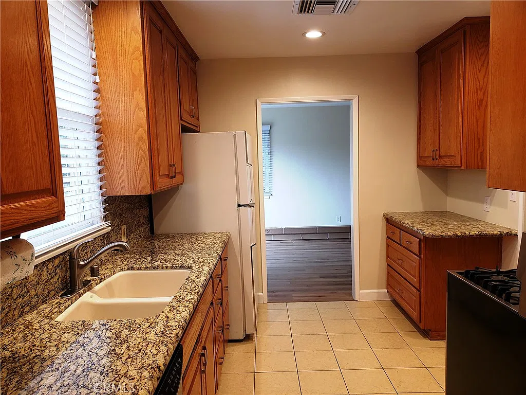 3 bed, 1755 sqft, $4,000 — Photo 4