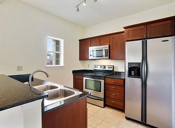 4th image of 3201 Carondelet St