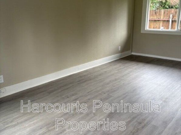 2831 NE Center St #1