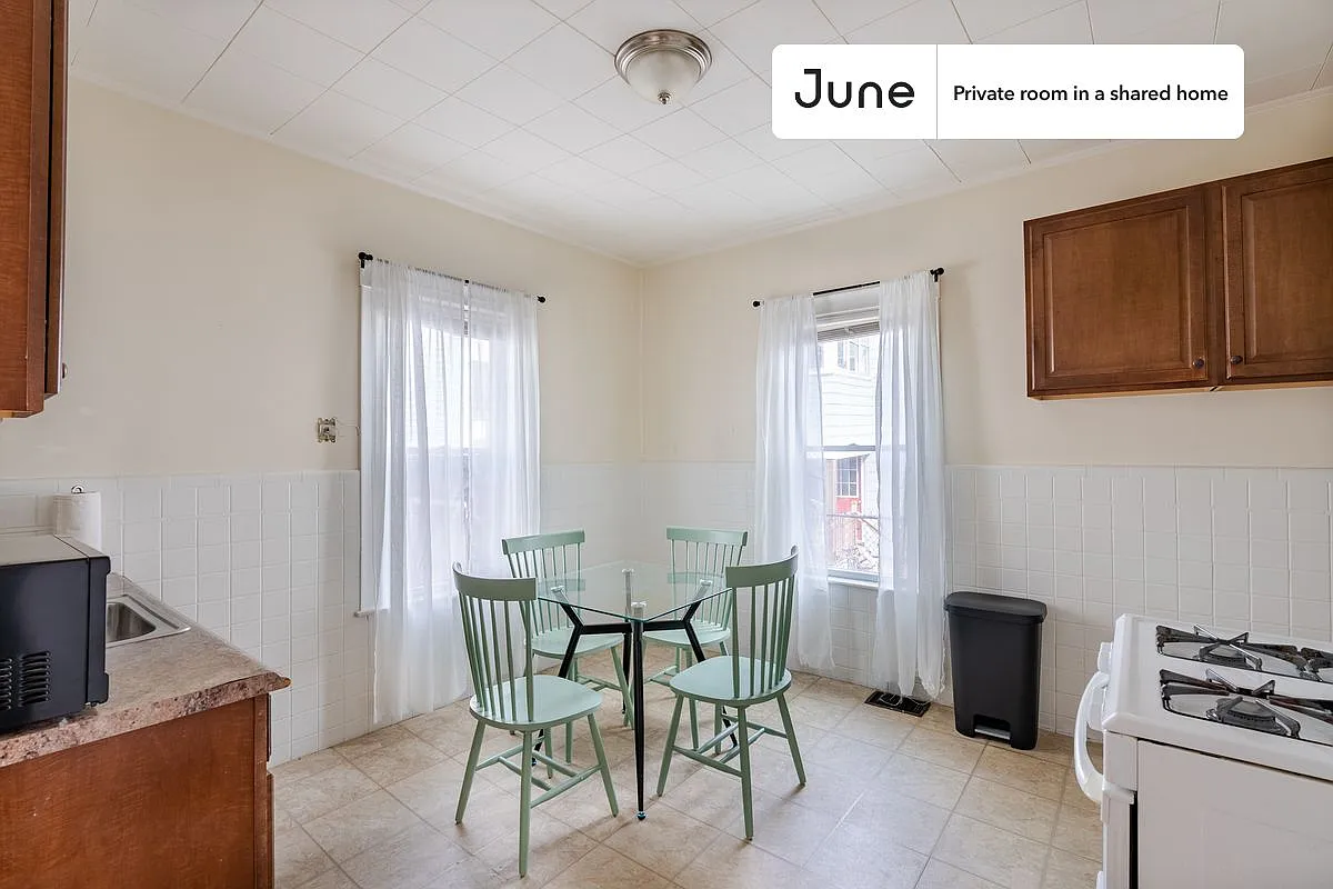 Full bedroom in 4 bed/1 bath home in Somerville #1577 A — Photo 4