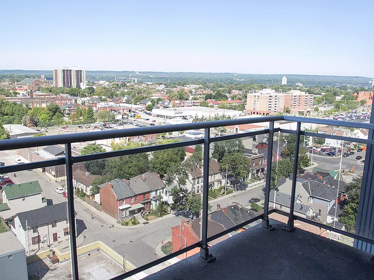 125 Wellington St N — Photo 10