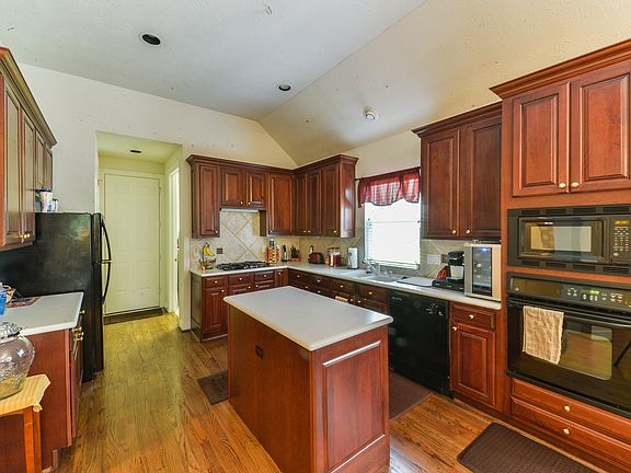 4th image of 15 Camden Oaks Ln