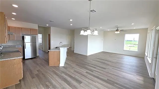 3 bed, 2.0 bath, 1200 sqft, $3,200 — Photo 4