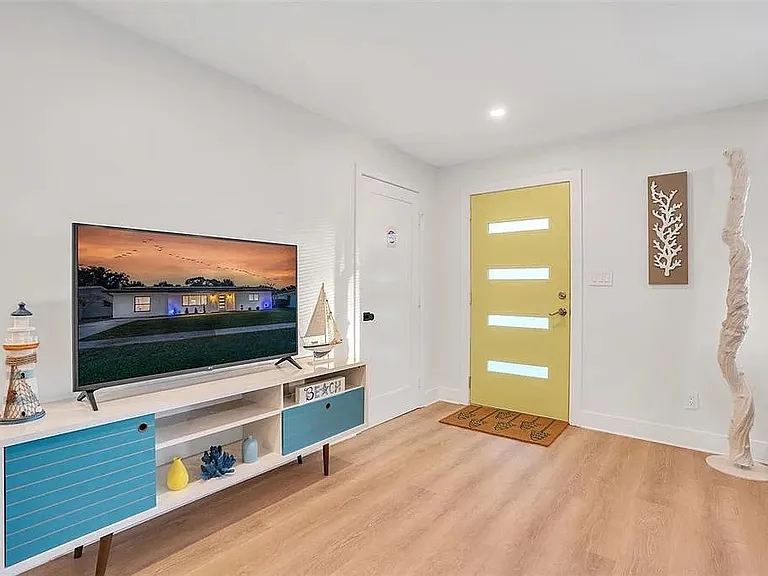 1654 Suffolk Dr — Photo 5