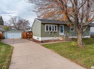 2920 High Point Dr, Davenport, IA 52806