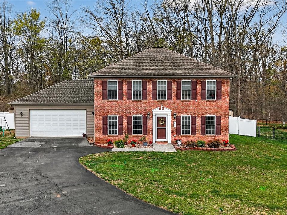 1st image of 1045 Woods End Ln