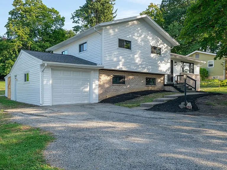 2175 Gale Dr — Photo 3