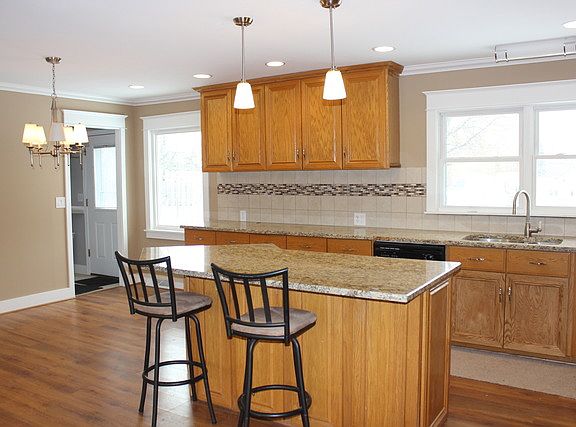 5th image of 10300 Hilltop Dr