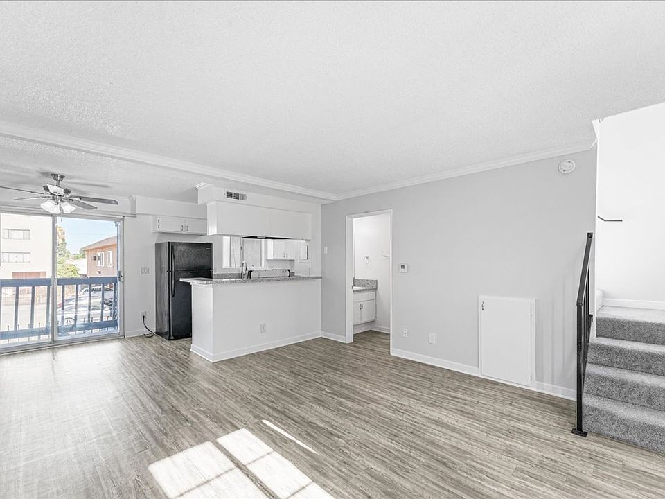 1st image of 18547 Saticoy St APT 10