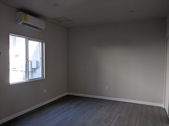 5th image of 11838 Hamlin St #D