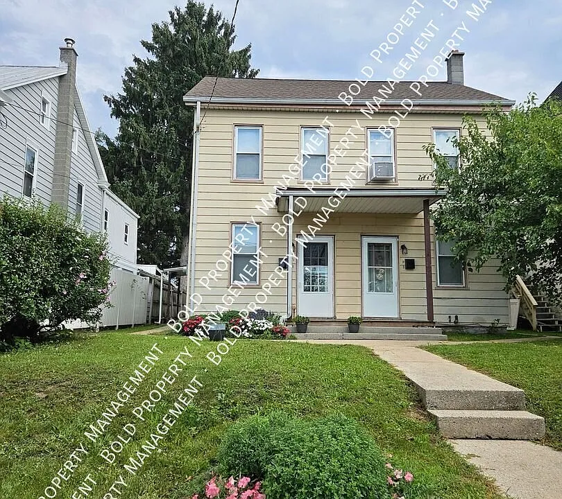 31 1/2 W Maple St