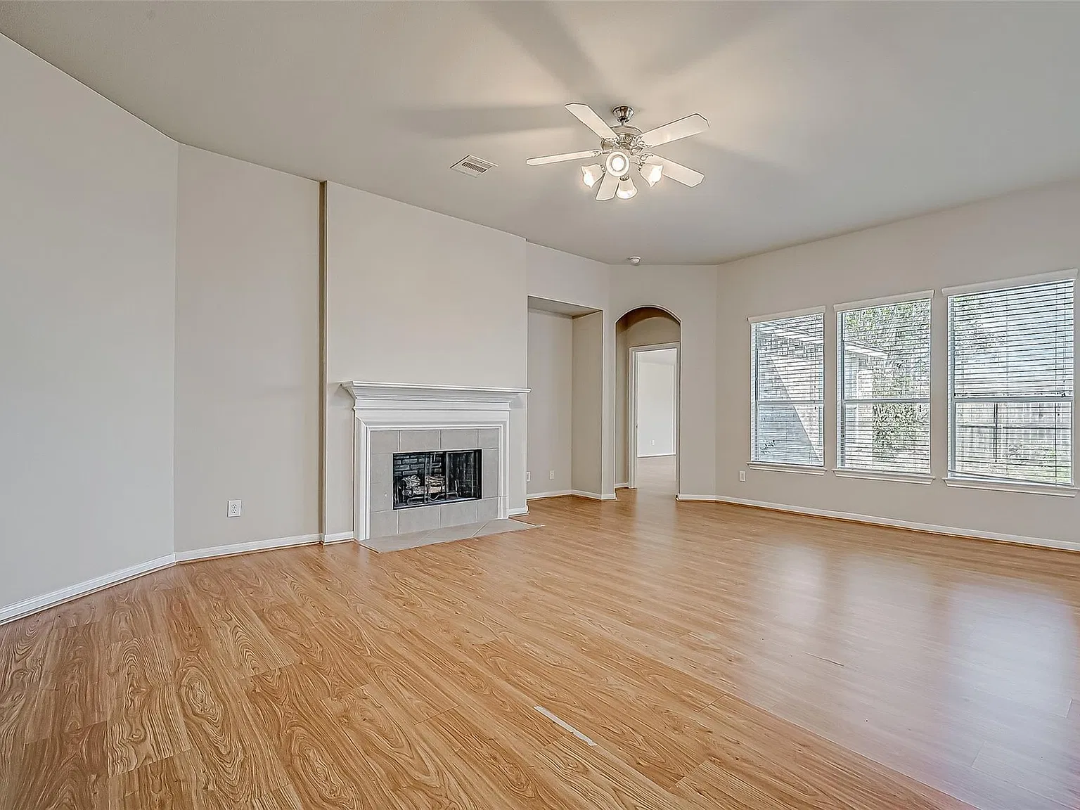 4 bed, 2.0 bath, 2414 sqft, $2,300 — Photo 4