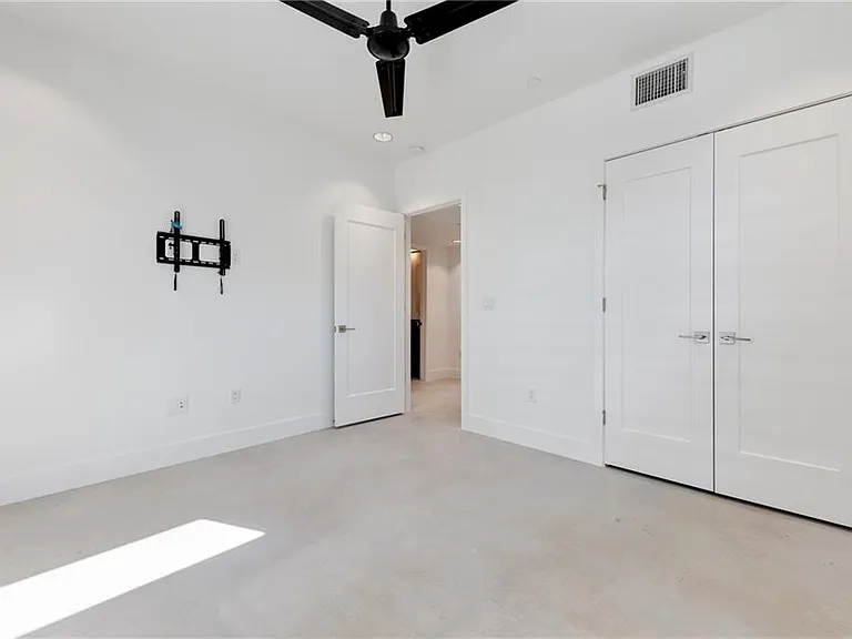 408 W 38th St #1 — Photo 15