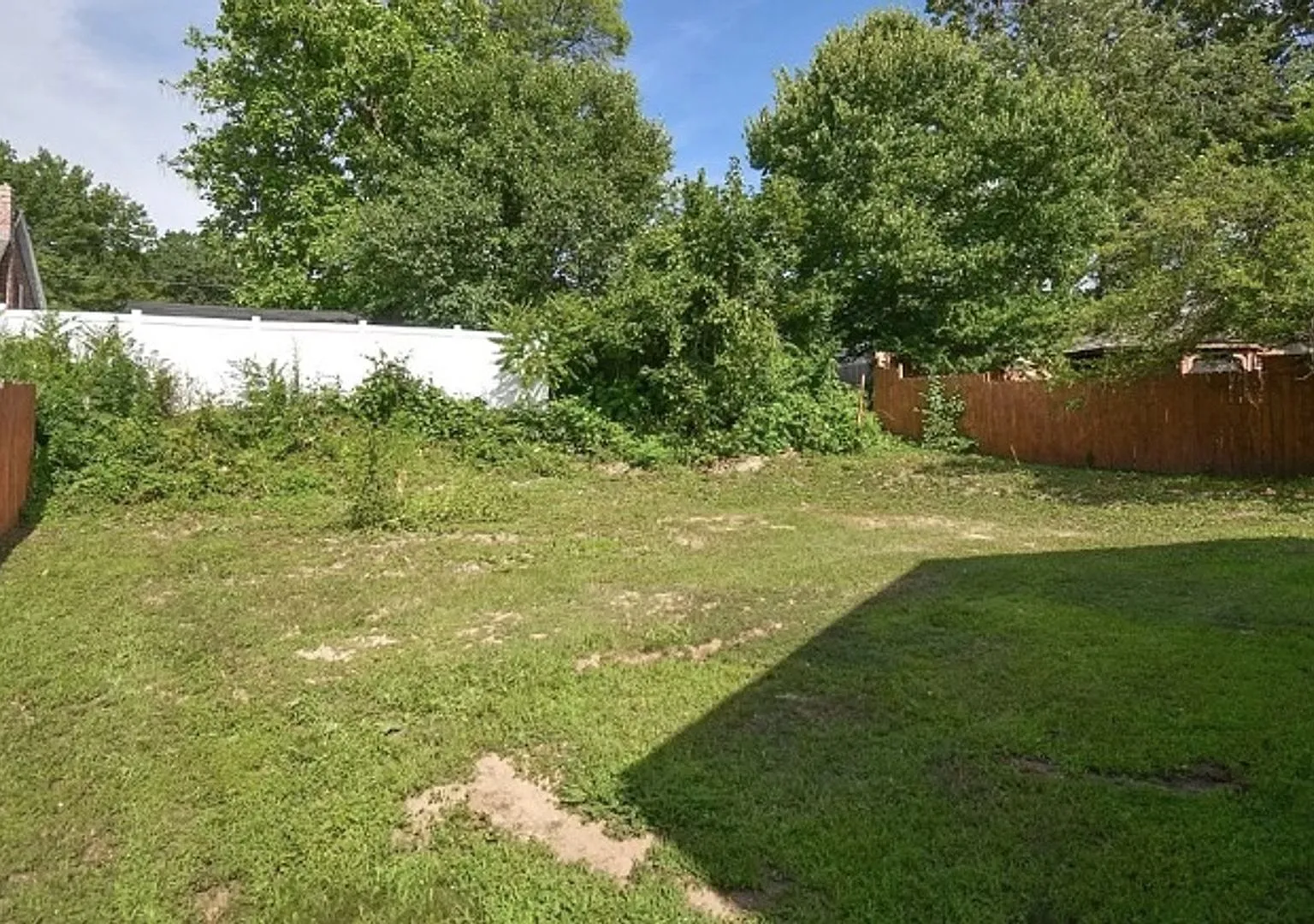Ranch - recently updated, fenced in yard — Photo 2