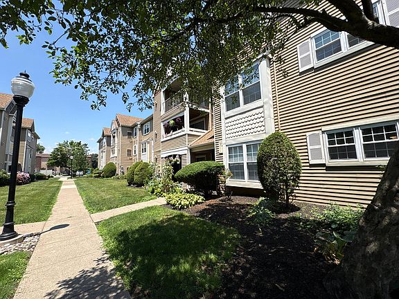 3rd image of 72304 Delaire Landing Rd #304