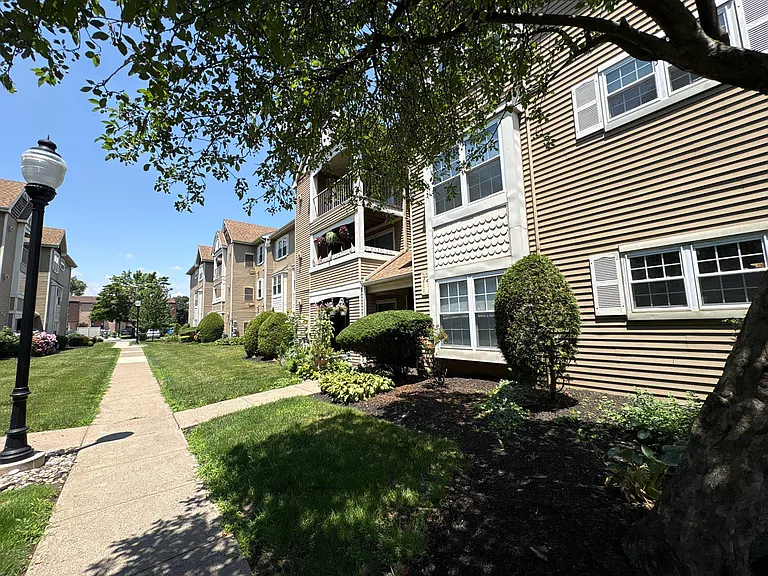 72304 Delaire Landing Rd #304 — Photo 3