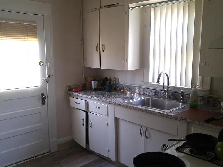 300 E Myrtle St — Photo 2