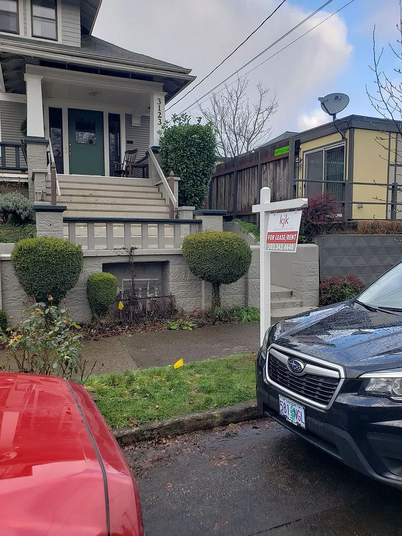 Clinton/Division efficiency 2 Bedroom Home! Rent includes ALL Utilities! — Photo 1