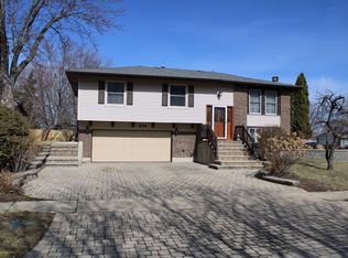 404 Galahad Rd, Bolingbrook, IL 60440