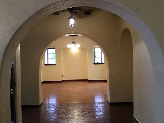 Entryway with curved ceiling