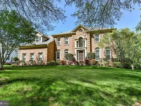 1088 Safa St, Herndon, VA 20170