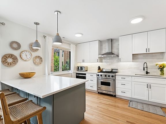 5th image of 2043 N Halsted St #B