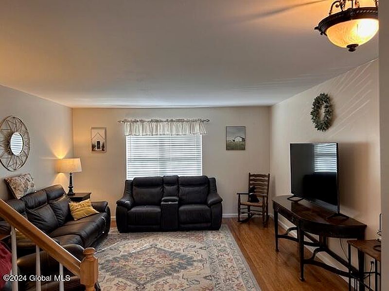 5th image of 1409 Balltown Rd